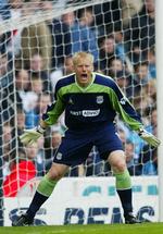 lokalopgør. Peter Schmeichel skriger forsvaret på plads i sin sidste kamp for Manchester City i 2003. 