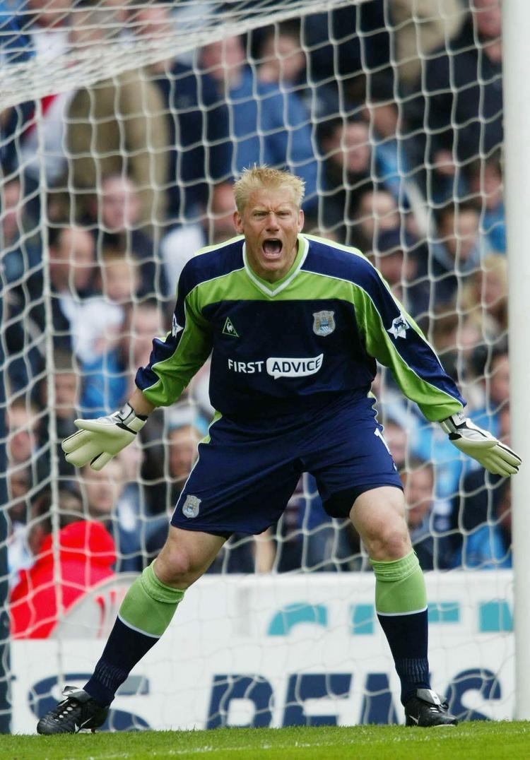 lokalopgør. Peter Schmeichel skriger forsvaret på plads i sin sidste kamp for Manchester City i 2003. 