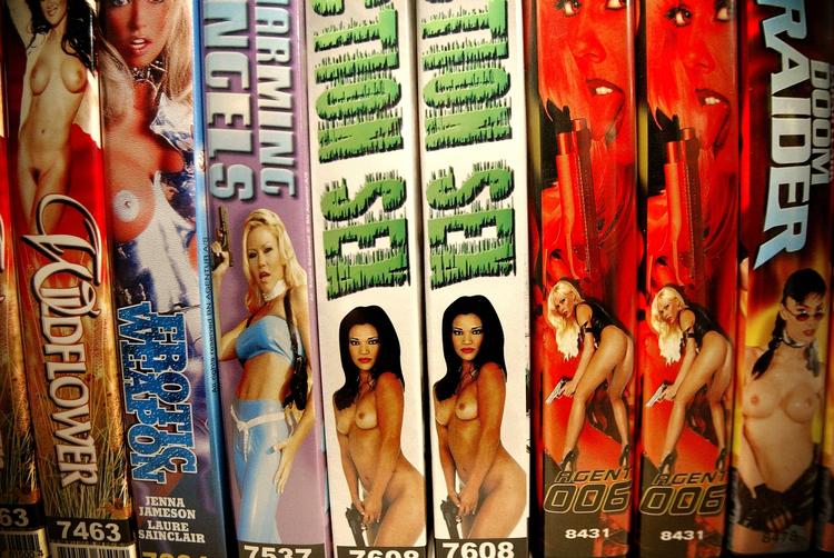 gratister. Kun et fåtal punger ud til pornofilm på dvd - de fleste pornobrugere finder løjerne på gratis hjemmesider på nettet, viser magasinet Q's undersøgelse af danskernes pornovaner. 