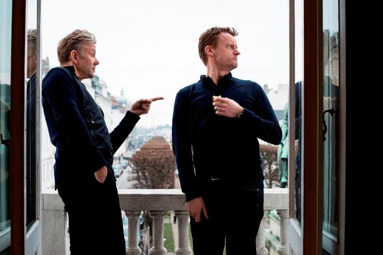 Det er instruktøren Mikkel Nørgaard, der også styrede løjerne i 'Klovn - the Movie' som igen dirigerer. 