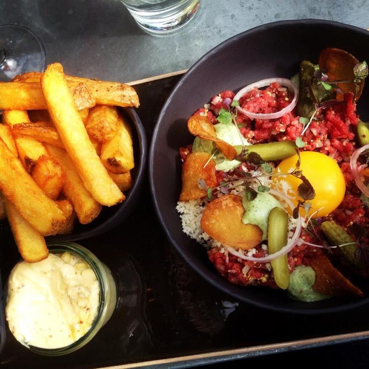 mobilmadfoto. Flemming Bille har spist kage i London, Rib on bone på Kul i Kødbyen i København. Tatar og fritter på Dag H i København og Iberico skinke med tempura blæksprutte og sort aioli også på restaurant Kul. 