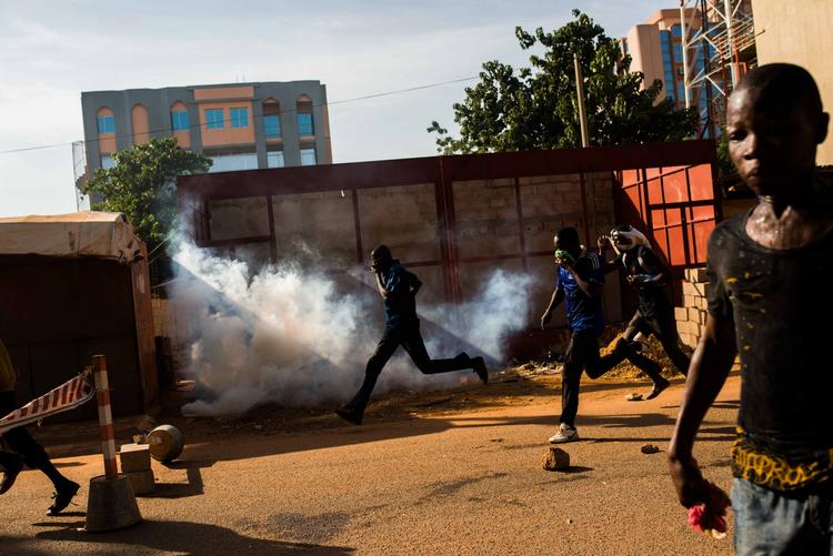 Militærkup. Efter uroligheder i Burkina Faso har militæret taget magten. 