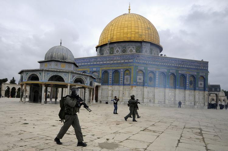 MOSKE. Tempelbjerget og Klippemoskeen er store helligdomme i islam. Men jøder vil også have adgang til stedet - og nogle vil genopbygge tempel, der blev ødelagt for over 1.900 år siden. 