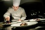 Håndværker. Den 30-årige køkkenchef Mark Lundgaard på Kong Hans er mere til klassisk fransk end nynordisk mad. Han betragter ikke sig selv som en kunstner, men som en kompromisløs håndværker. 
