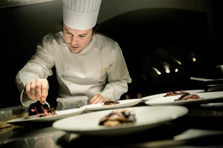 Håndværker. Den 30-årige køkkenchef Mark Lundgaard på Kong Hans er mere til klassisk fransk end nynordisk mad. Han betragter ikke sig selv som en kunstner, men som en kompromisløs håndværker. 