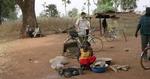 Cykelsafari. I 2004 tog Finn Gunst og en lille gruppe på cykeltur i Burkina Faso sammen med forfatteren Thyge Christensen, men han har også cyklet og vandret Danmark rundt med sin hustru Nancy og sine børn. Privatfoto 