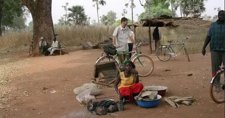 Cykelsafari. I 2004 tog Finn Gunst og en lille gruppe på cykeltur i Burkina Faso sammen med forfatteren Thyge Christensen, men han har også cyklet og vandret Danmark rundt med sin hustru Nancy og sine børn. Privatfoto 