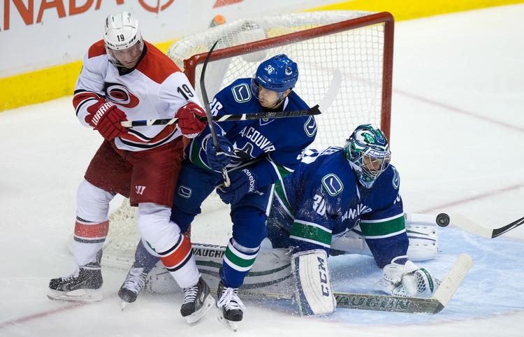 danskerduel. Jannik Hansen (midt) vandt håneretten i danskeropgør mod Lars Eller. 