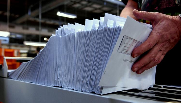 ligestilling. Det er urimeligt, at loven siger, at mor automatisk modtager børnepengene, mener flere. 