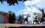 Afmagt. Lærere og lærerstuderende kastede i onsdags i frustration sten mod guvernørens hus i Chilpancingo, fordi de ikke synes, at han gør nok i eftersøgningen af 43 forsvundne studerende. 
