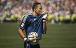 spionage. Keylor Navas kysser Real Madrids trøje under præsentationen af målmanden, da han skiftede til klubben i august. 
