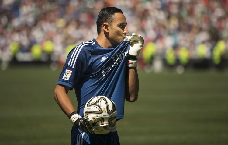 spionage. Keylor Navas kysser Real Madrids trøje under præsentationen af målmanden, da han skiftede til klubben i august. 