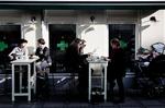 God stil. Barmogulen Kenn Husted er rykket ind i Nørrebros hippeste gade med Antidote, der med sit navn og sine grønne kors kan minde om et alternativt apotek. Men bare rolig, mad og vin fås uden recept. Foto: Line Ørnes Søndergaard 