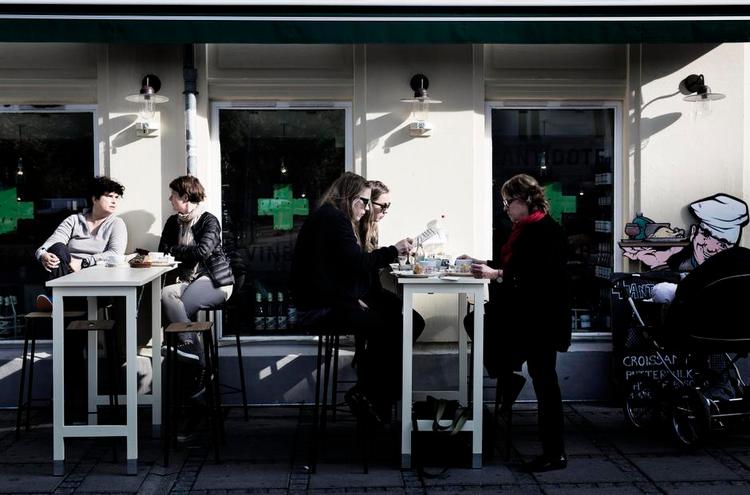 God stil. Barmogulen Kenn Husted er rykket ind i Nørrebros hippeste gade med Antidote, der med sit navn og sine grønne kors kan minde om et alternativt apotek. Men bare rolig, mad og vin fås uden recept. Foto: Line Ørnes Søndergaard 