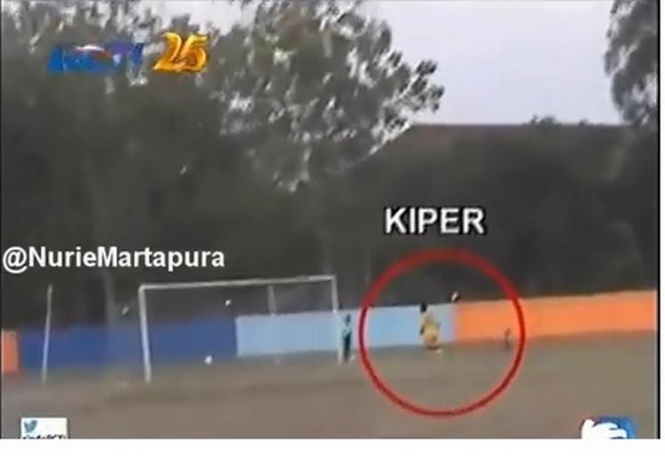 3-2. Målmanden gør sig store anstrengelser for at få sendt bolden i eget net i indonesisk skandalekamp. 
