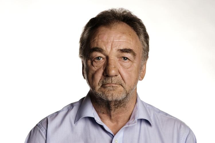 Drabssag. I weekenden skrev journalist Lasse Ellegaard i en klumme i Information, at han var vidende om, at hans ven, forfatter og journalist Jan Stage medvirkede til likvideringen af chefen for den bolivianske efterretningstjeneste i Hamburg. Siden har debatten rullet om, hvorvidt Lasse Ellegaard burde have angivet Stage. 