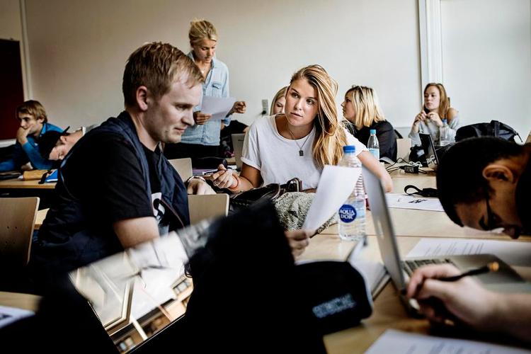 Krav. Bogen vil gøre opmærksom på, at politikerne med deres konstante krav om resultater og performance undergraver uddannelsesinstitutionerne og stresser elever og studerende. 