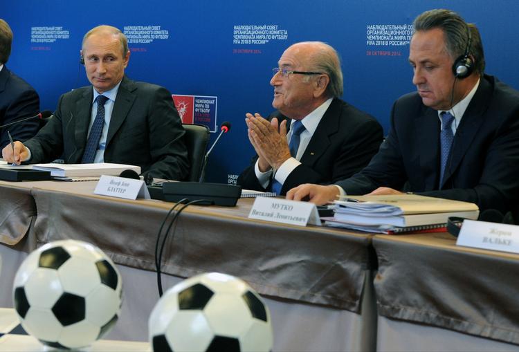 video-problemer. Den russiske præsident, Vladimir Putin (tv), holder møde med Fifa-præsident Sepp Blatter (midt) om forberedelserne til VM i Rusland 2018. 