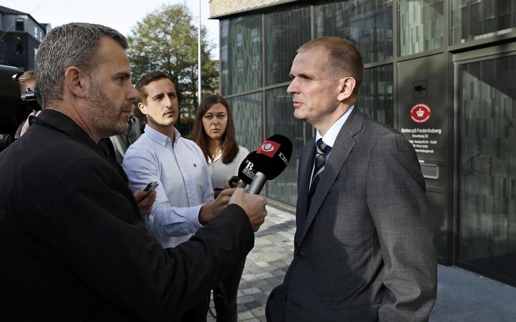 Forsvarer. Michael Juul Eriksen vil kræve en erstatning til sin 21-årige klient, der nok fik en dom men forinden sad fængslet i længere tid. 