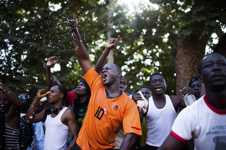Oprør. Befolkningen har længe krævet præsidentens afgang. Nu har de fået deres vilje, mens fremtiden tegner usikker i Burkina Faso. 