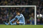 ude. David Silva sidder skadet på græsset i kampen mod Newcastle. 