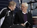 nedskæringer. Landstrænerduoen Morten Olsen (th) og Peter Bonde får ikke længere den samme mulighed for at se de hjemlige spillere an på ligalandsholdet. 