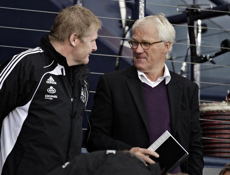 nedskæringer. Landstrænerduoen Morten Olsen (th) og Peter Bonde får ikke længere den samme mulighed for at se de hjemlige spillere an på ligalandsholdet. 