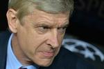 optimist. Arsene Wenger har haft en del skader at kæmpe med hos Arsenal, men han tror på, at holdet henter Chelseas forspring. 