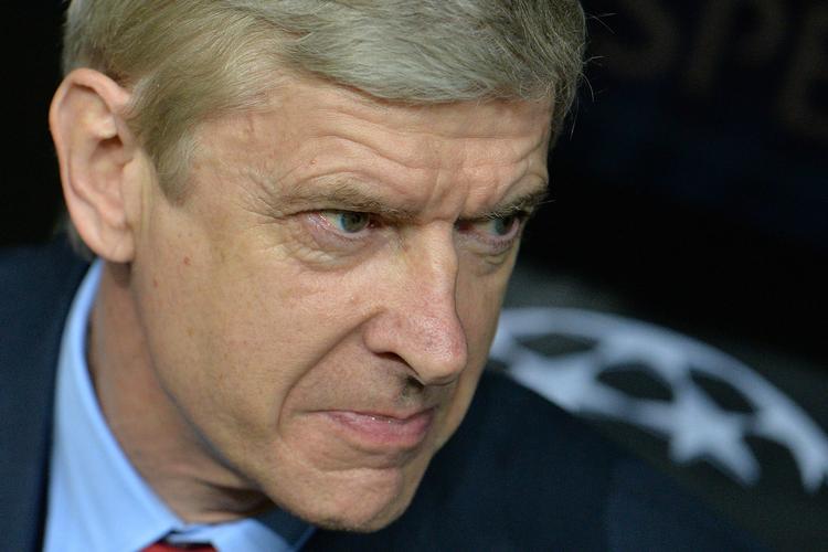 optimist. Arsene Wenger har haft en del skader at kæmpe med hos Arsenal, men han tror på, at holdet henter Chelseas forspring. 