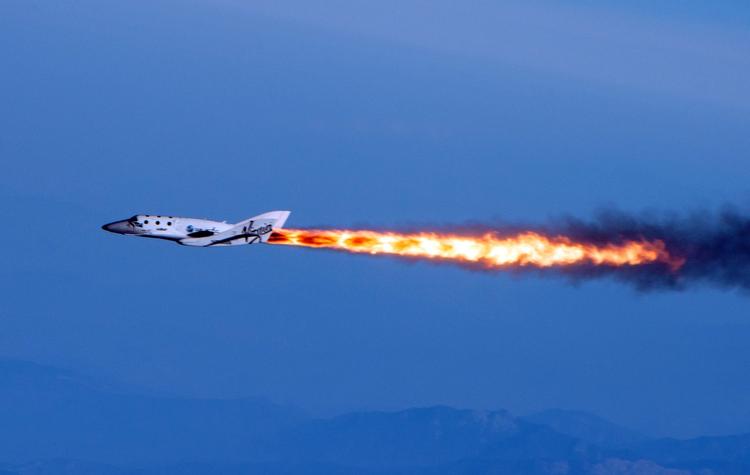 Problem. Virgin Galactics SpaceShipTwo er styrtet ned. Ifølge vidner eksploderede det i luften. Her er det fotograferet under en flyvning i 2013. 