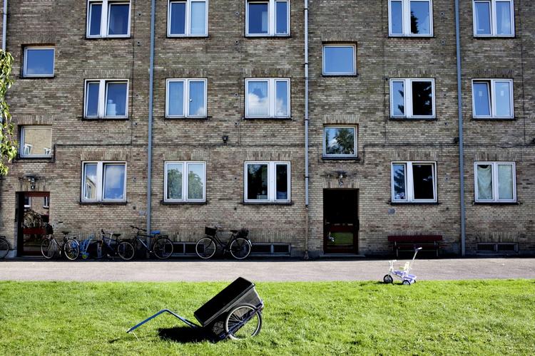 sygt. De danske boliger har social slagside. Hvis man bor i almen bolig frem for ejerbolig, er sandsynligheden for at blive syg størst. Ikke på grund af boligen - men på grund af den livsstil man typisk har. 