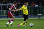 Tvekamp. Bayern-anfører Philipp Lahm tager hårde metoder i brug for at stoppe Marco Reus, der på grund af en skade ikke var med i VM-truppen. Kantspilleren havde ellers været så godt som sikker på at spille fra start for tyskerne. 