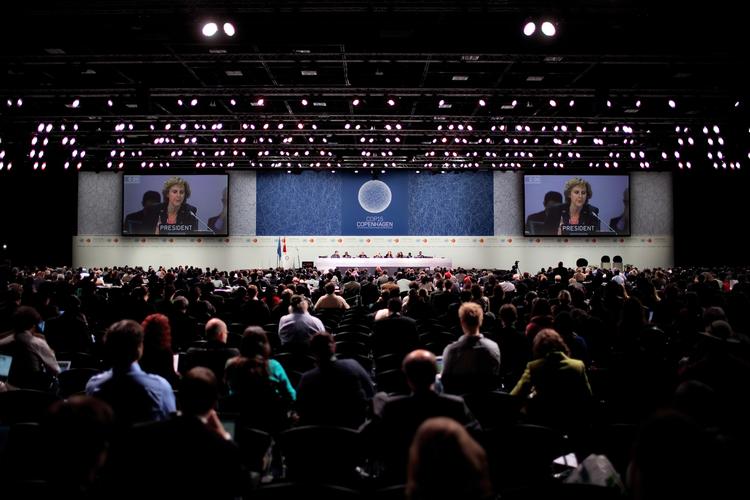 MØDE. Her ses plenarsalen ved klimatopmødet i Bella Centeret under COP-15 tilbage i 2009. Connie Hedegaard er på talerstolen. 