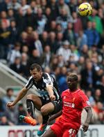 Oppasser.  Steven Taylor (tv) og resten af Newcastle-spillerne havde godt styr på  Mario Balotelli. 