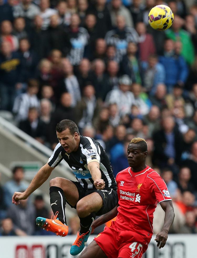 Oppasser.  Steven Taylor (tv) og resten af Newcastle-spillerne havde godt styr på  Mario Balotelli. 