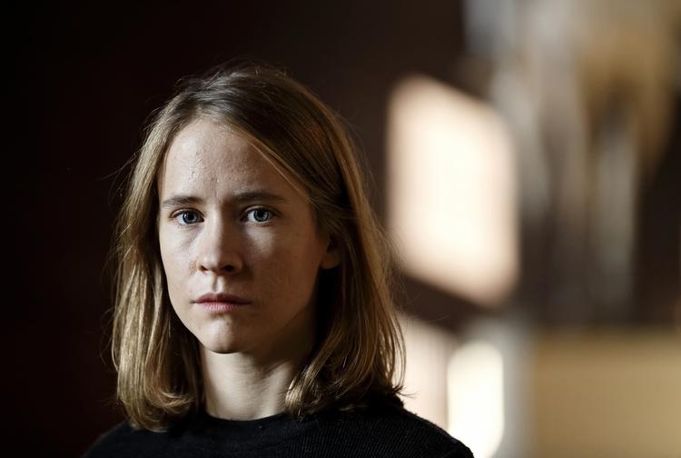 Genre. Forfatteren Amalie Smith har netop udgivet en roman, men faktisk er hun lidt træt af de rigide kasser, som kunsten skal passe ind i. 