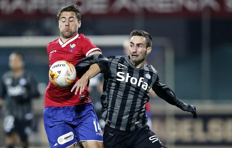 Udebanesejr. FC Vestsjællands Rasmus Festersen i duel med Esbjergs Magnus Lekven. 