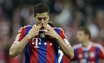 Bundesliga. Bayerns Robert Lewandowski fejrer sit mål i kampen mod Dortmund. 