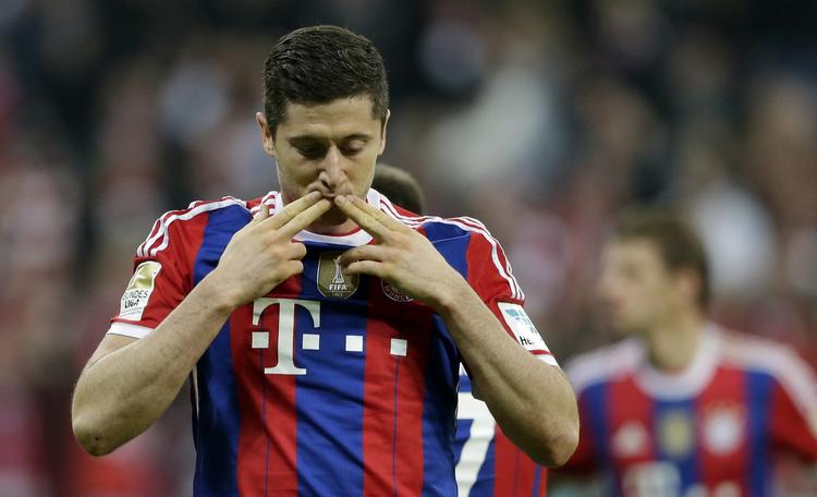 Bundesliga. Bayerns Robert Lewandowski fejrer sit mål i kampen mod Dortmund. 