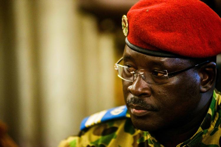 Magtkamp. Oberstløjtnant Isaac Yacouba Zida hævder at havde taget magten i Burkina Fas, men oppositionen vil ikke acceptere magtovertagelsen. 