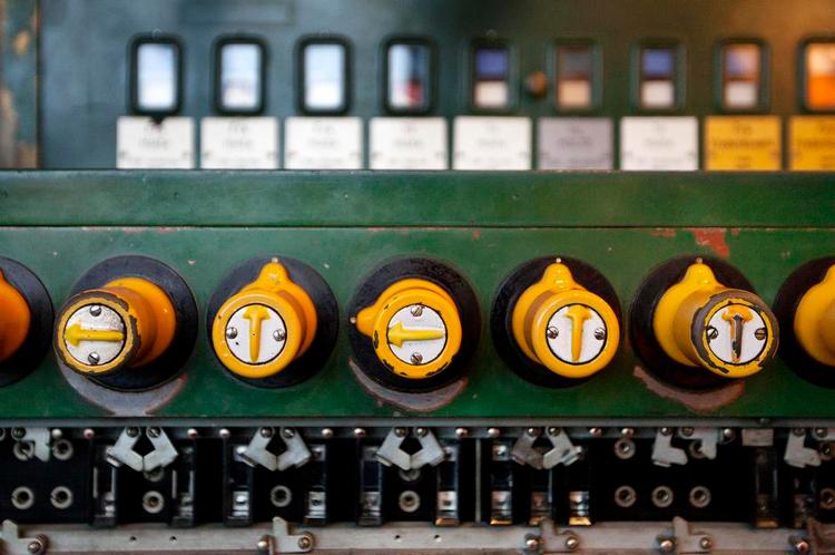 Vintage. Signalsystemet på Hillerød Station betjenes i dag via håndtag på en mekanisk anordning, som er konstrueret i 1912. 