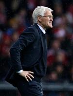 LYT. Landstræner Morten Olsen vil have DBU og klubberne til at overveje,hvad der tjener dansk fodbold bedst og handle derefter. 