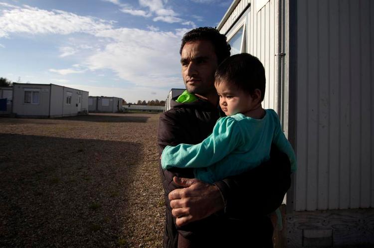 Lettelse. Obaidullah Totakhil med sin otte måneder gamle datter, der er født i Danmark. Først de afslag på asyl. Nu kan de blive og de regner med at flytte til Faaborg, da en anden af tolkene er flyttet dertil med sin familie. 