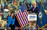 Støtte. Bill Clinton har haft 50 valgarrangementer. På billedet er han i Kentucky for at støtte senatorkandidat Alison Lundergan Grimes. 