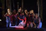 Syngespil. Operasangeren Lisa Tjalve er den gennemgående figur, der sammen med koret synger sig igennem ensomhed og frelse i Teater Solaris' oraturium. 