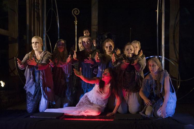 Syngespil. Operasangeren Lisa Tjalve er den gennemgående figur, der sammen med koret synger sig igennem ensomhed og frelse i Teater Solaris' oraturium. 