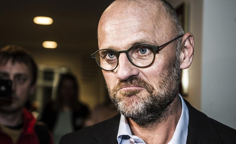 AFVENTER Henrik Qvortrup er kun blevet afhørt en gang af politiet og venter stadig på, om han bliver tiltalt i sagen om den såkaldte tys-tys-kilde. 
