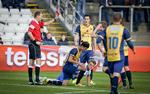UDVISNING. Efter en halv time mod OB blev Hobro ramt af den første udvisning i Superligaen, da Martin Mikkelsen gjorde sig fortjent til Lars Christoffersens røde kort. 
