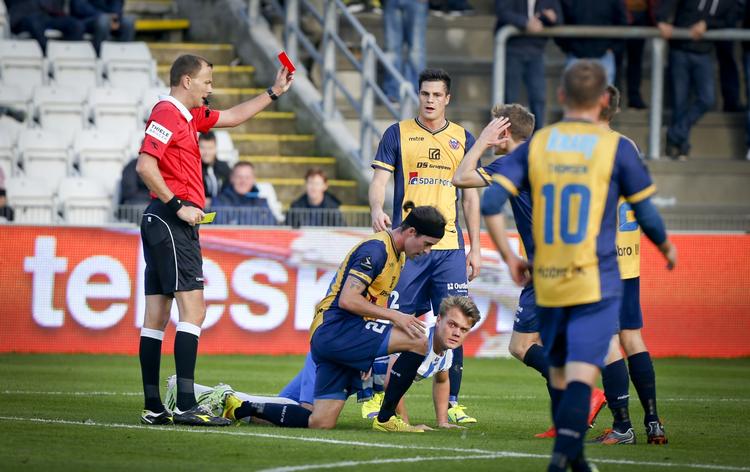 UDVISNING. Efter en halv time mod OB blev Hobro ramt af den første udvisning i Superligaen, da Martin Mikkelsen gjorde sig fortjent til Lars Christoffersens røde kort. 