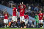 Lokalopgør. Manchester Uniteds Wayne Rooney takker fans for opbakning i 1-0 nederlaget til Manchester City. 